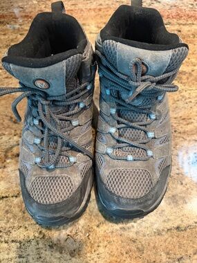 Merrell Women's J06054W Shoe Label - White Tag on Gray Fabric